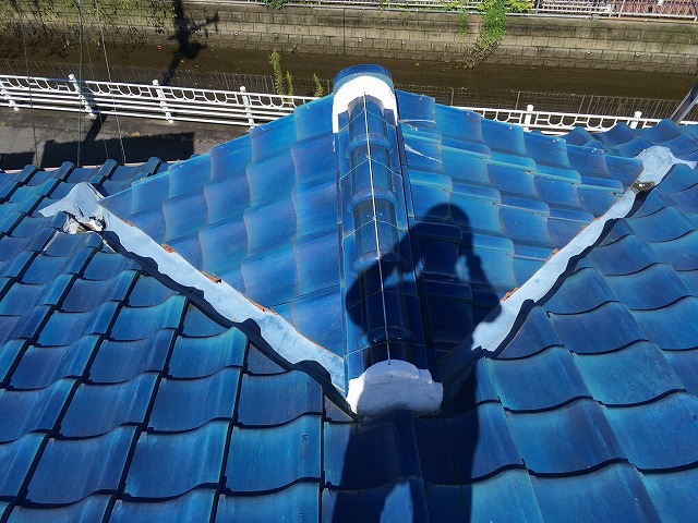 岐阜市で瓦屋根の雨漏りによりご相談、屋根裏も確認の上特定した原因は経年劣化した谷板金でした